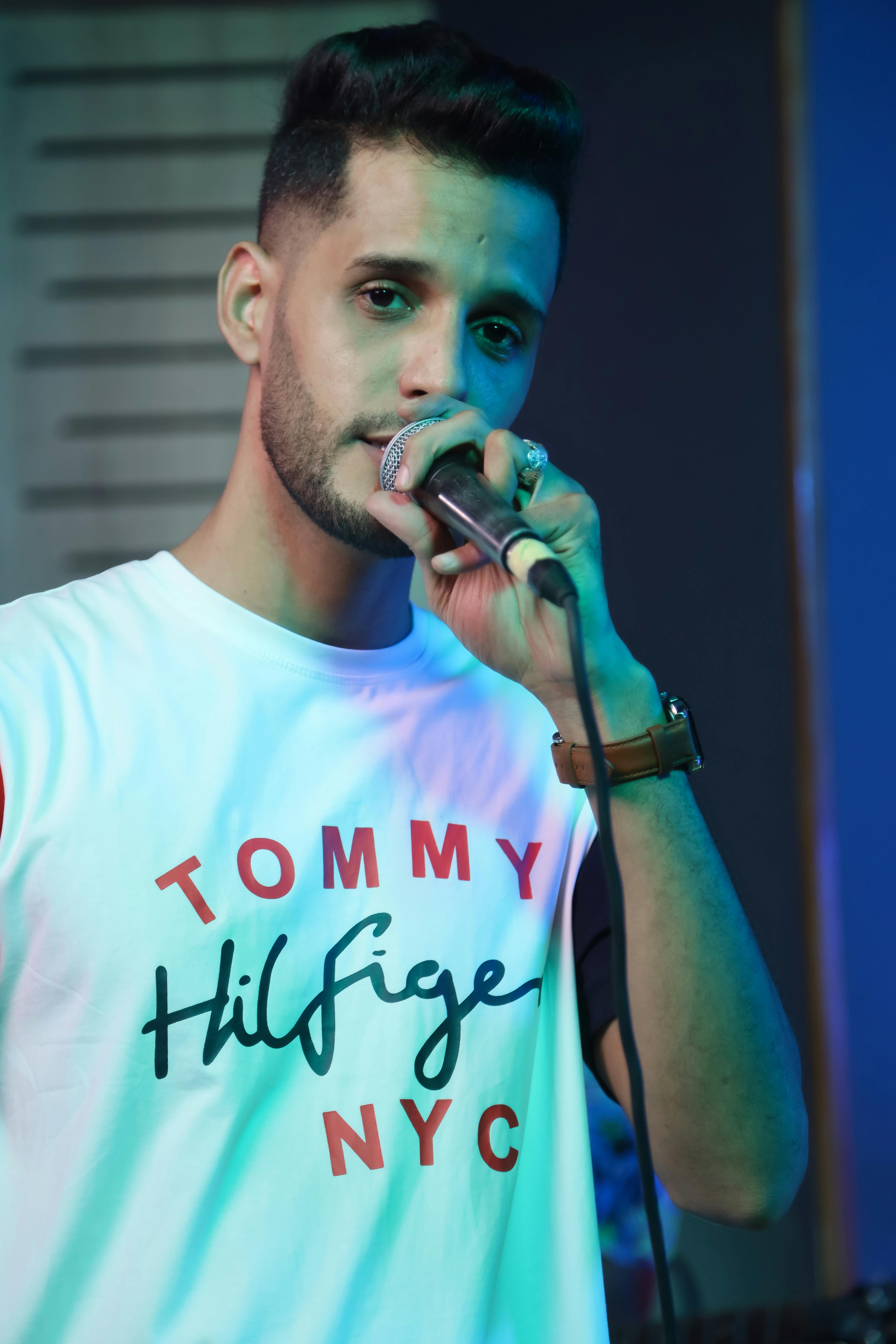 Free Male singer performing in Nouakchott, Mauritania with a microphone. Stock Photo