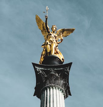 天空晴朗，慕尼黑胜利柱上的金色天使雕塑熠熠生辉