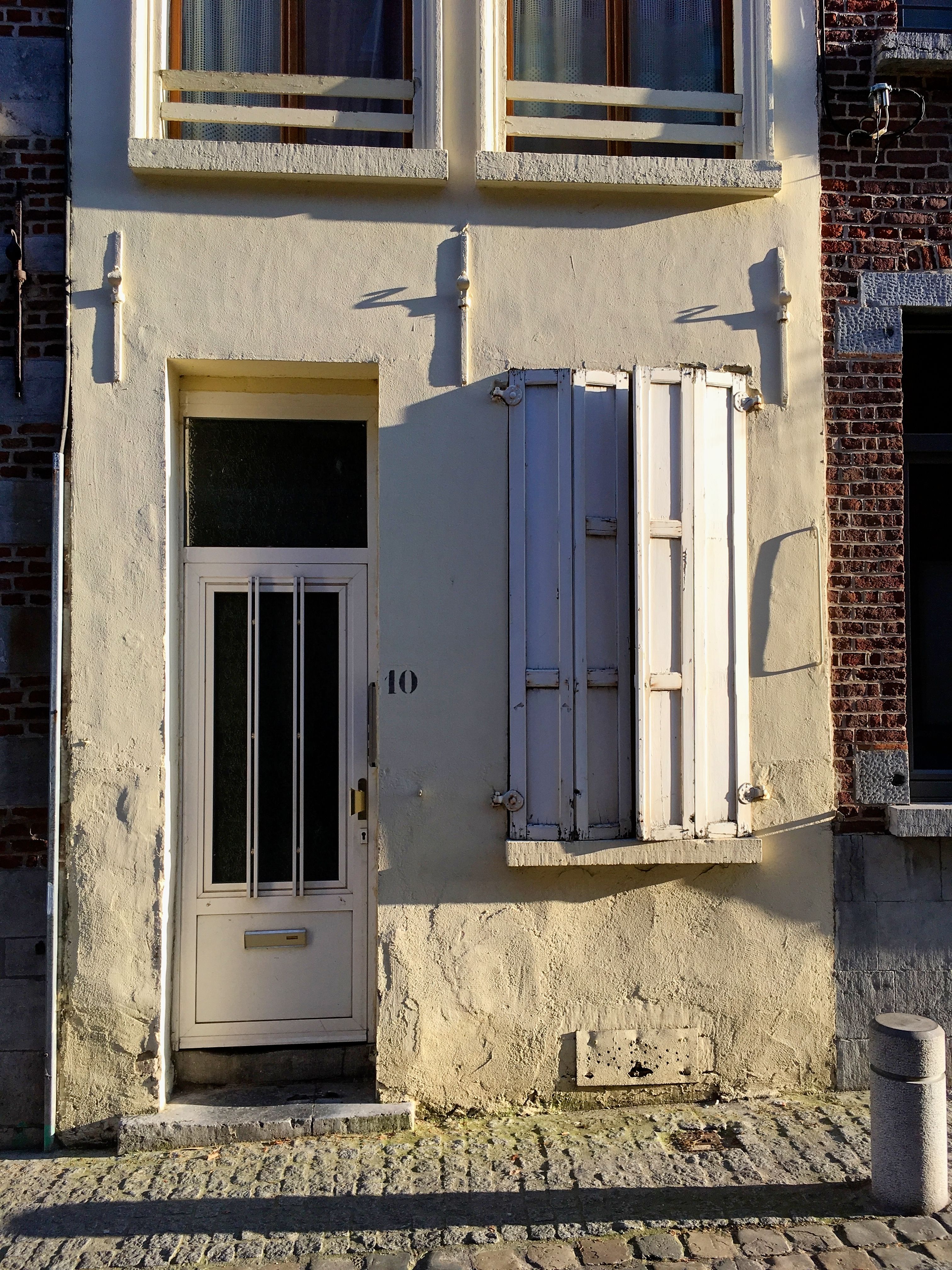 Façade de maison de ville avec sa porte d'entrée et ses volets