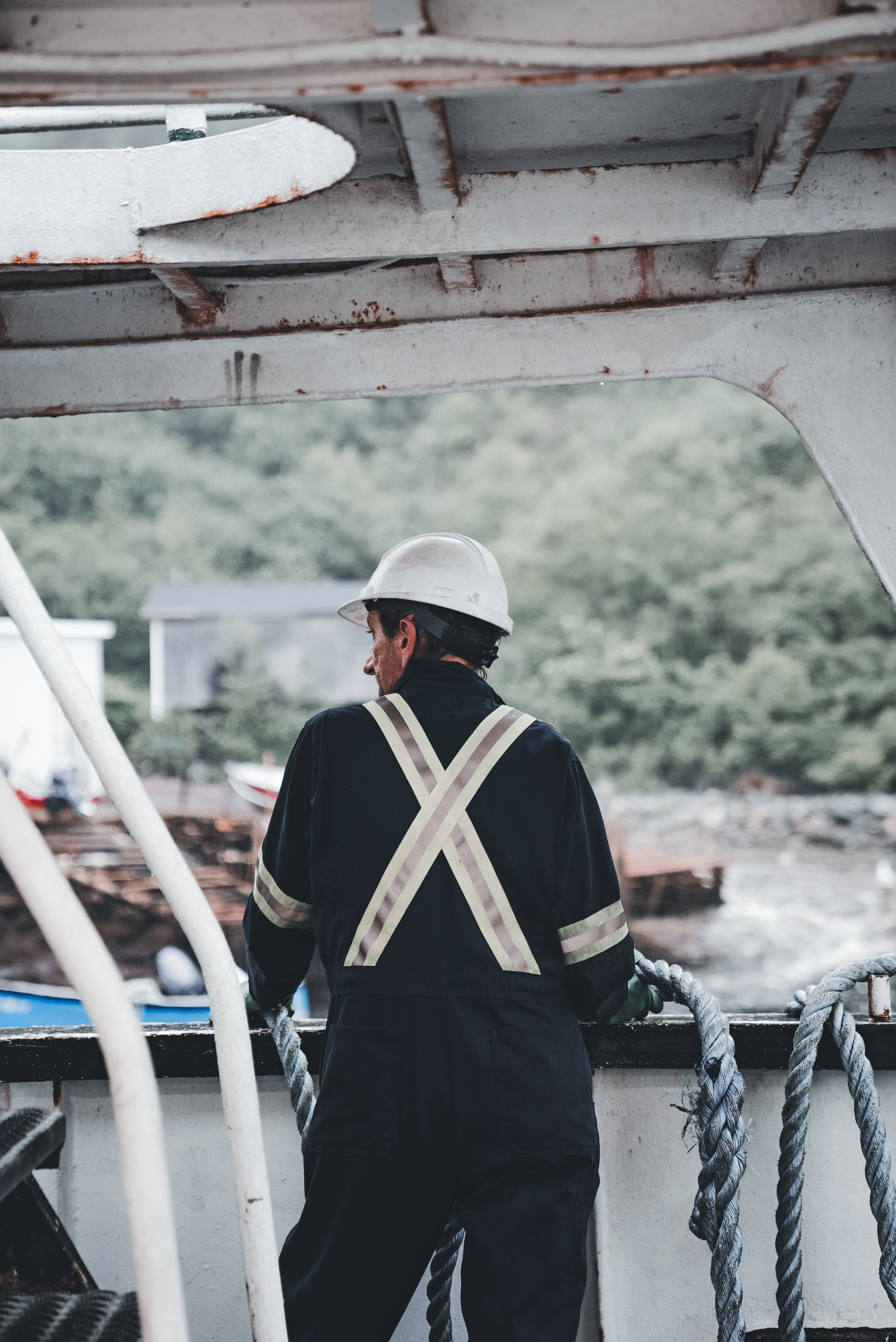 Dock worker in high-visibility workwear, photo by Erik Mclean on Pexels