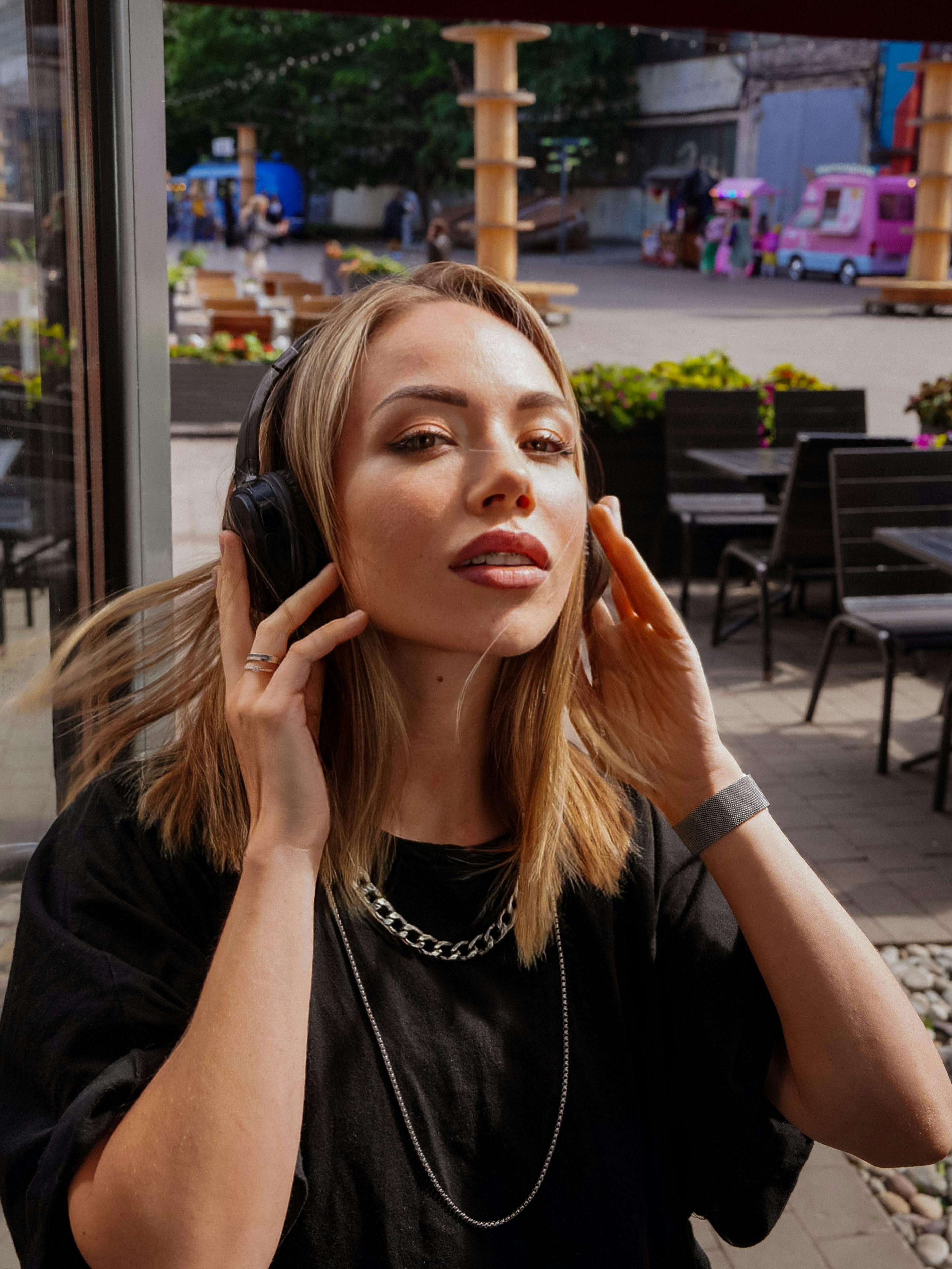 bezplatná Blondýnka Ve Sluchátkách Základová fotografie