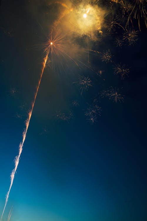 Darmowe zdjęcie z galerii z fajerwerki, iskry, niebo