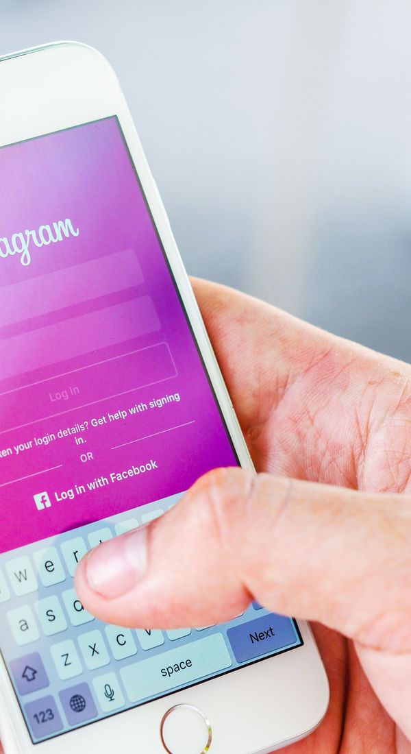 Téléphone affichant un fil Instagram