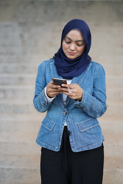 Foto profissional grátis de de pé, fotografia de moda, hijab