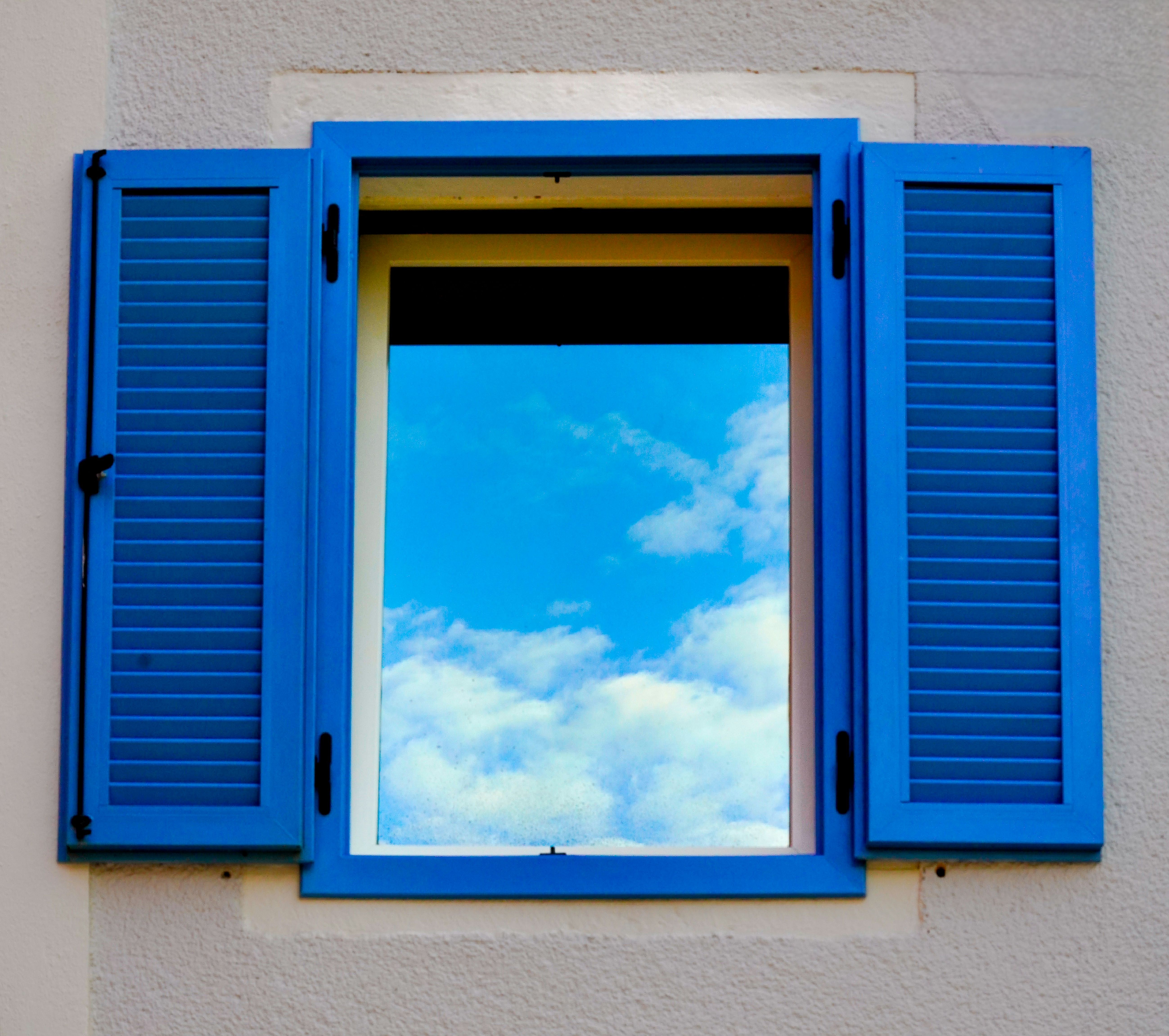 空の見える青い窓 · 無料の写真素材