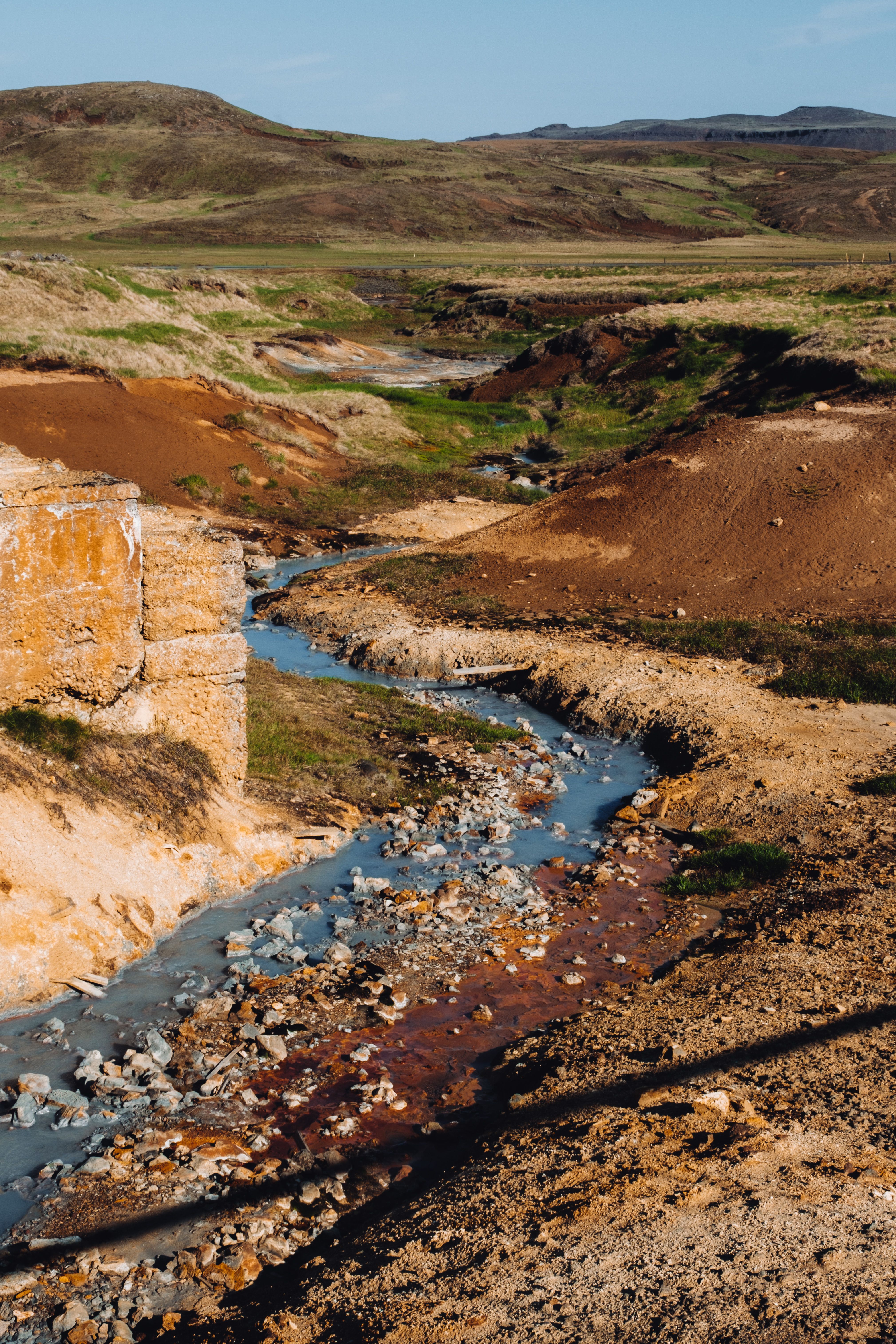 Sunlit Stream among Hills · Free Stock Photo