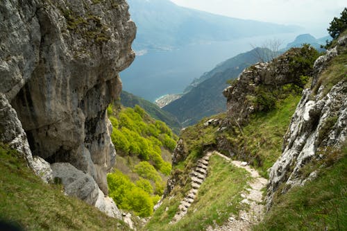 Free stock photo of cliff rocks, horizon, lake