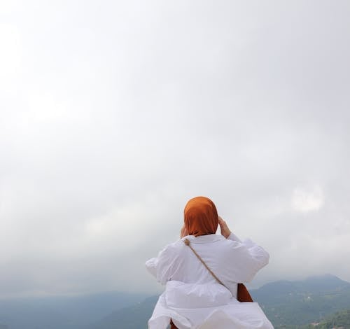 Gratis lagerfoto af hijab, hvid skjorte, kvinde