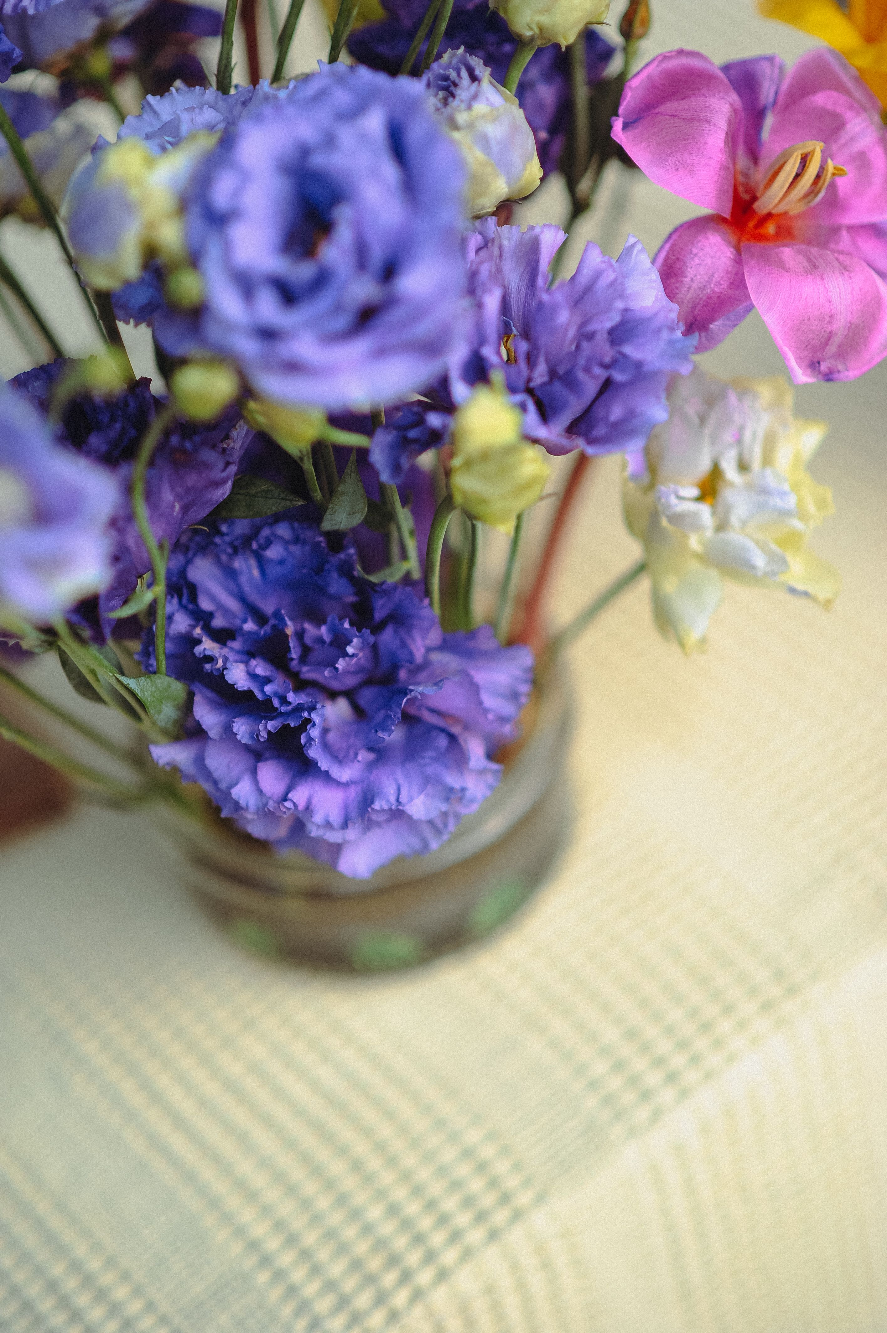 [ColoSach]-close-up-of-a-vibrant-floral-arrangement-featuring-purple-and-pink-flowers-in-a-glass-vase.