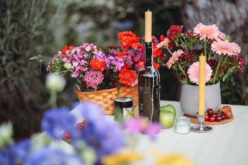 Gratis Fotos de stock gratuitas de afuera, arreglo floral, botella Foto de stock
