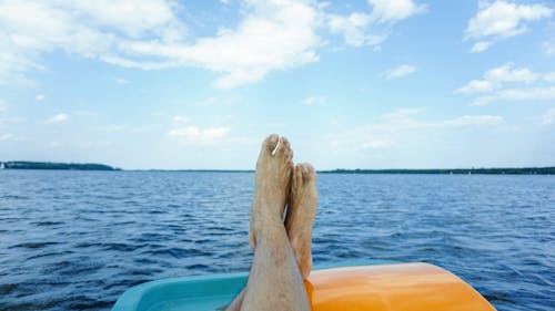 Foto profissional grátis de barco, céu azul, corpo d'água