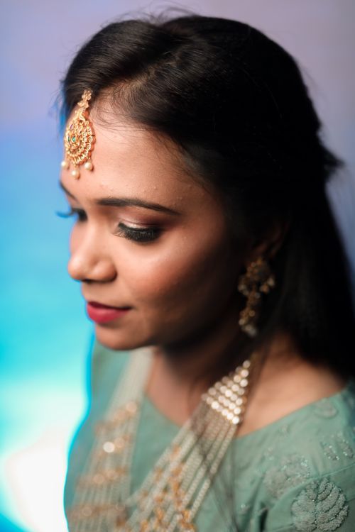 Free Portrait of a young Indian woman in traditional attire, showcasing elegant jewelry and serene beauty. Stock Photo