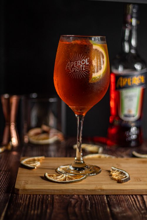 Free A close-up of a refreshing Aperol Spritz cocktail garnished with an orange slice, perfect for aperitifs. Stock Photo