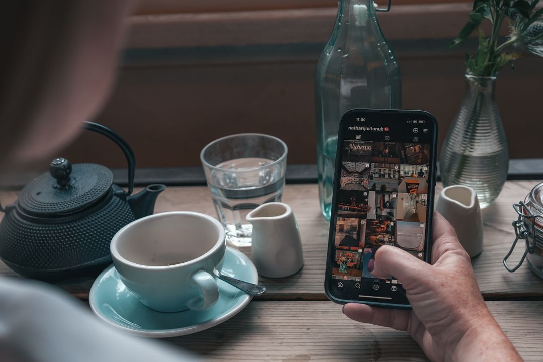 how to use instagram ads - Performance dashboard showing CTR, CPA, and ROAS for an Instagram campaign with green and red tren