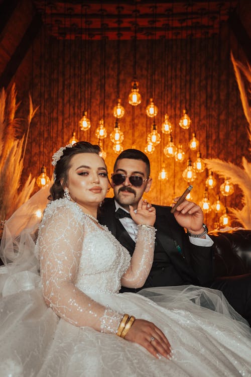Kostnadsfri bild av bröllopsfotografi, bröllopsklänning, cigarr