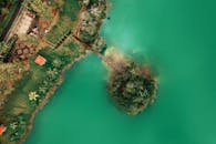 马来西亚武吉别西的航拍照片令人惊叹，展现了碧绿的海水和岛屿绿地