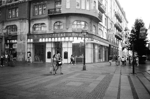 Foto stok gratis berjalan, hitam & putih, kota-kota