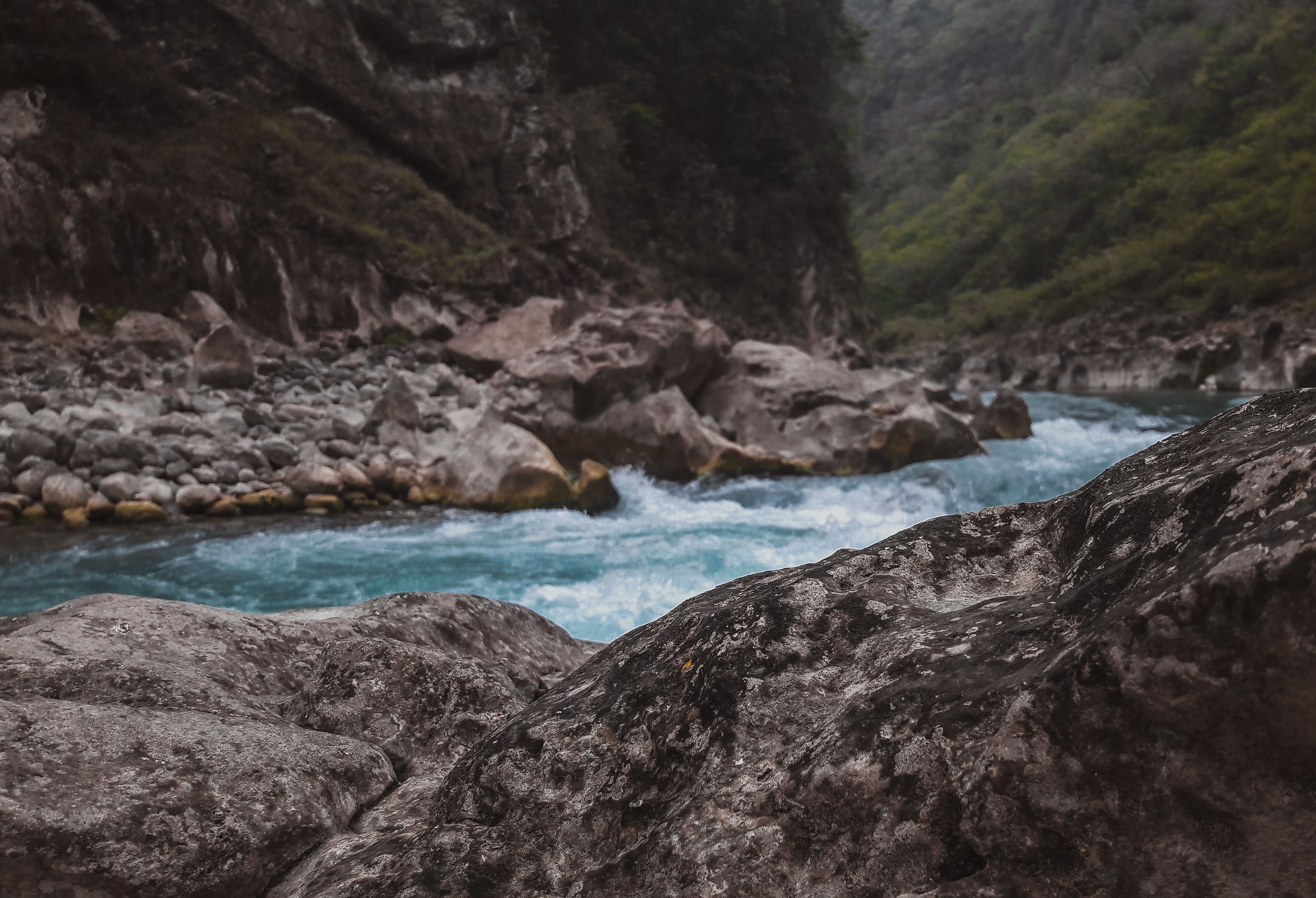 A river flowing through a rocky area · Free Stock Photo