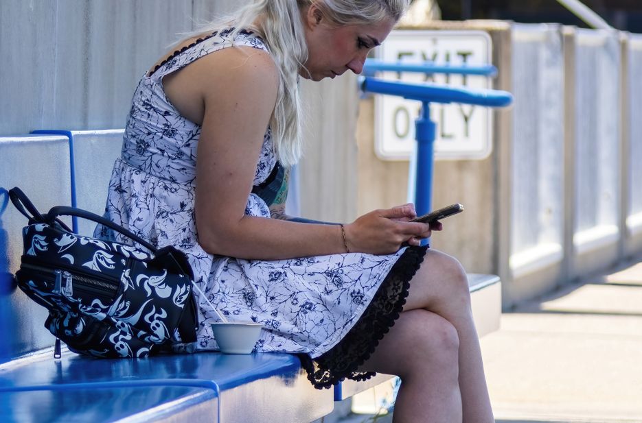 Online dating: starting a conversation on a niche platform