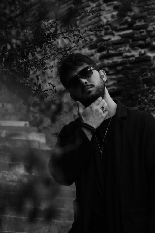 Free Dramatic black and white portrait of a man in sunglasses outdoors, exuding a mysterious aura. Stock Photo
