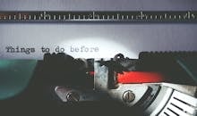 老式打字机的特写镜头正在打出“以前要做的事情”