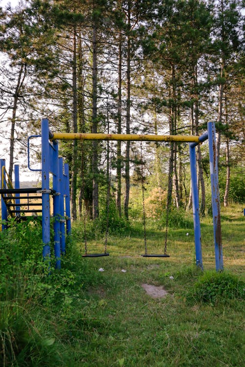 Бесплатное стоковое фото с вертикальный выстрел, деревья, игровая площадка