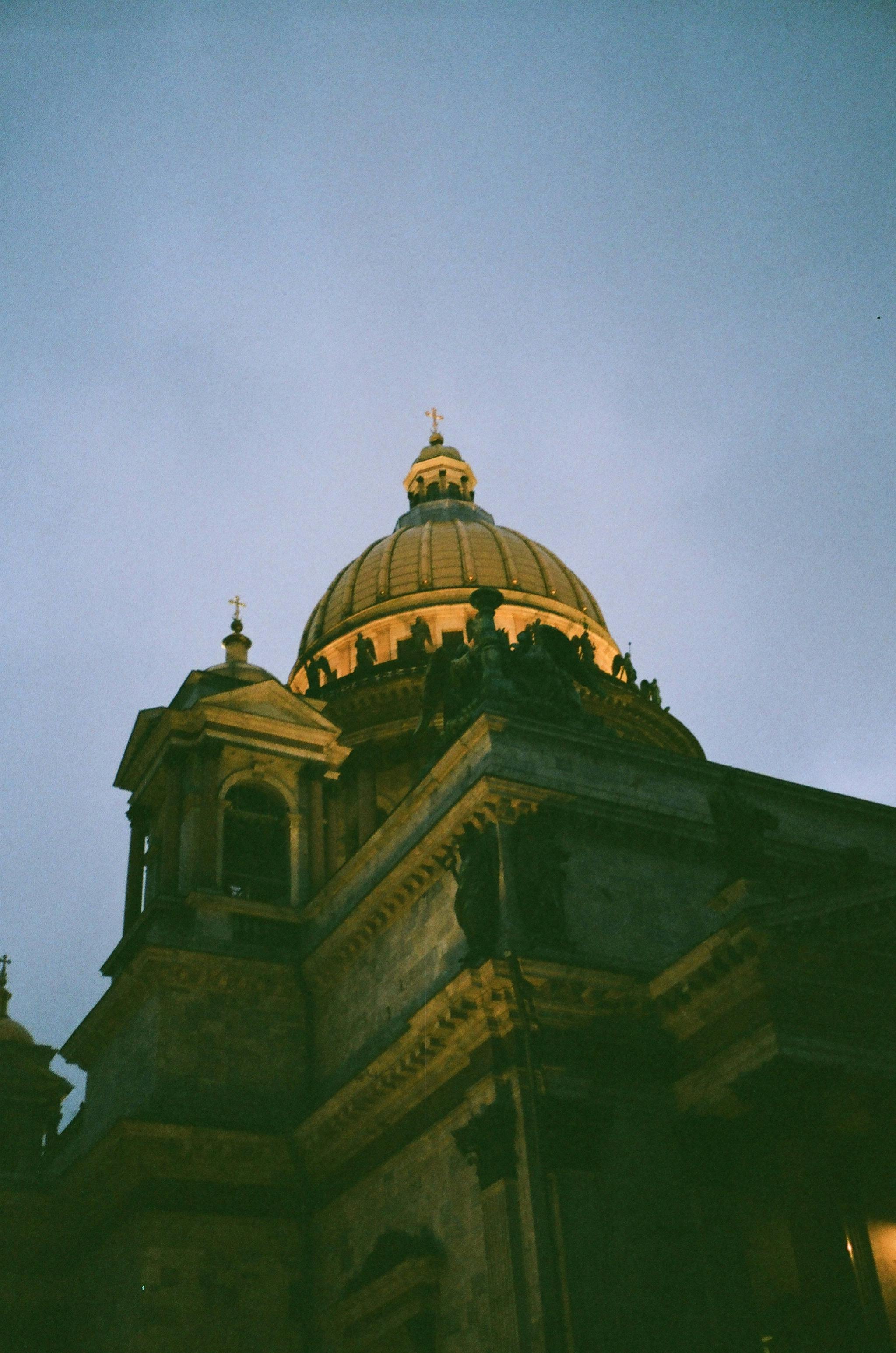 夜幕映衬下，圆顶大教堂的壮丽景色展示了令人惊叹的建筑细节