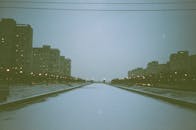 暮光下，城市景观变幻莫测，白雪皑皑的河流两岸高楼林立