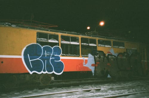 Gratis arkivbilde med graffiti, jern, jernbanespor