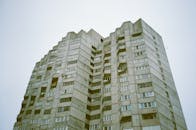 低角度视角展示城市建筑中的野蛮主义公寓楼