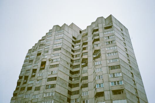 低角度视角展示城市建筑中的野蛮主义公寓楼