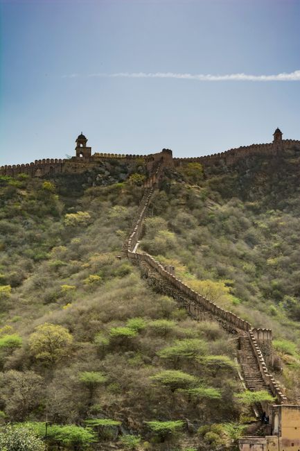 Vertical view of Jaigarh Fort's historic wall stretching across the Aravalli Hills in India.