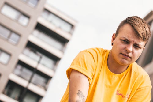 Pria Dengan Kaos Berleher Kuning Kru Fotografi Fokus Dangkal
