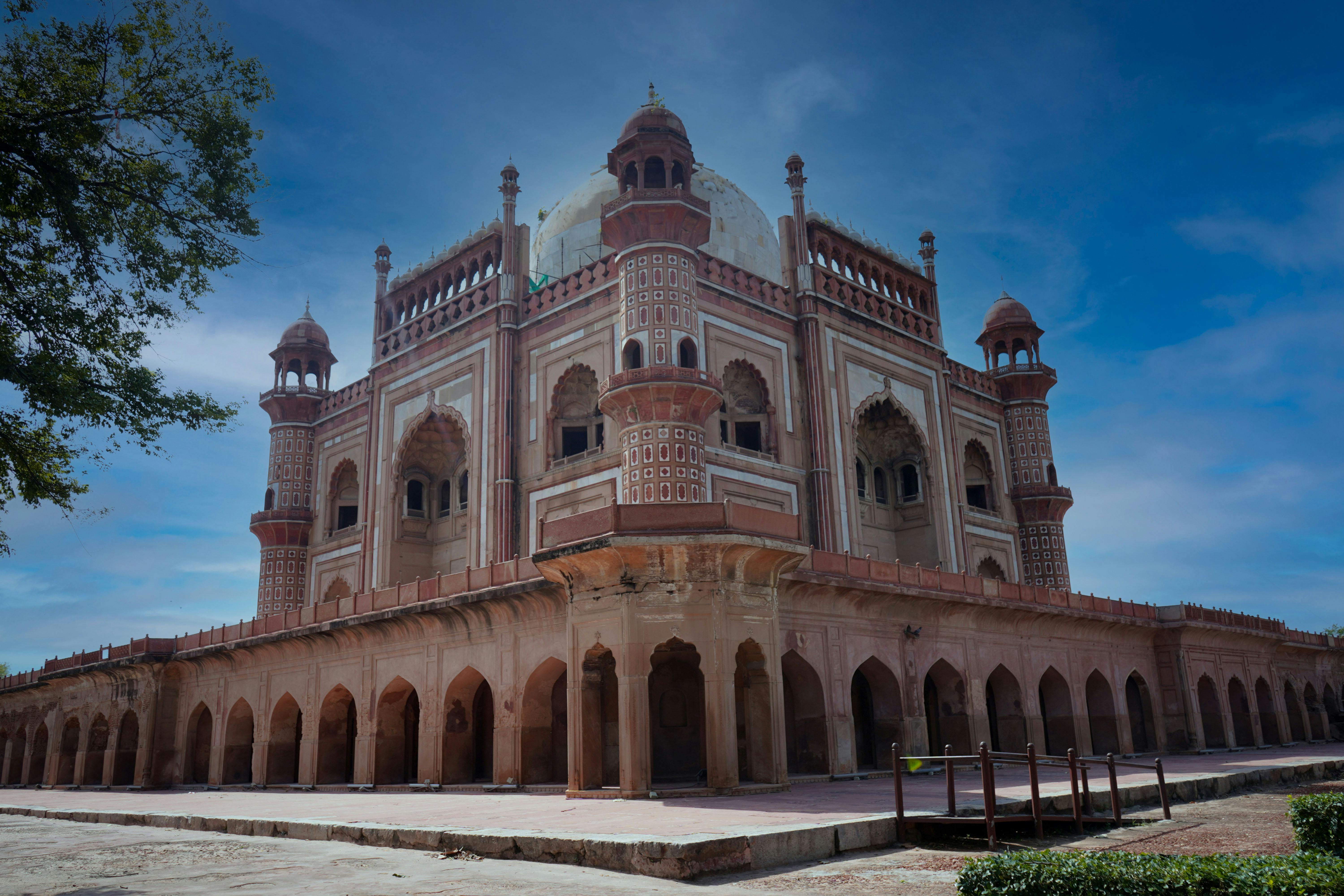 Farbound.Net | Qutub Minar Wallpapers, the Rubble and the Minar.