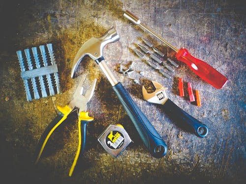Kostnadsfri bild av hammare, handverktyg, måttband