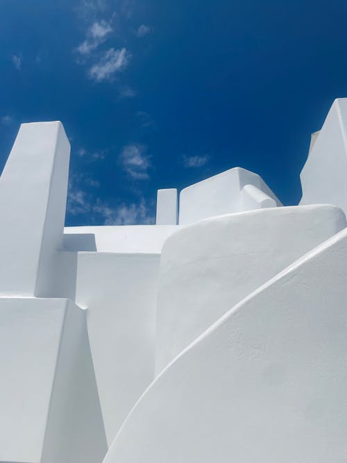 Foto profissional grátis de céu azul, edifício branco, exterior do edifício
