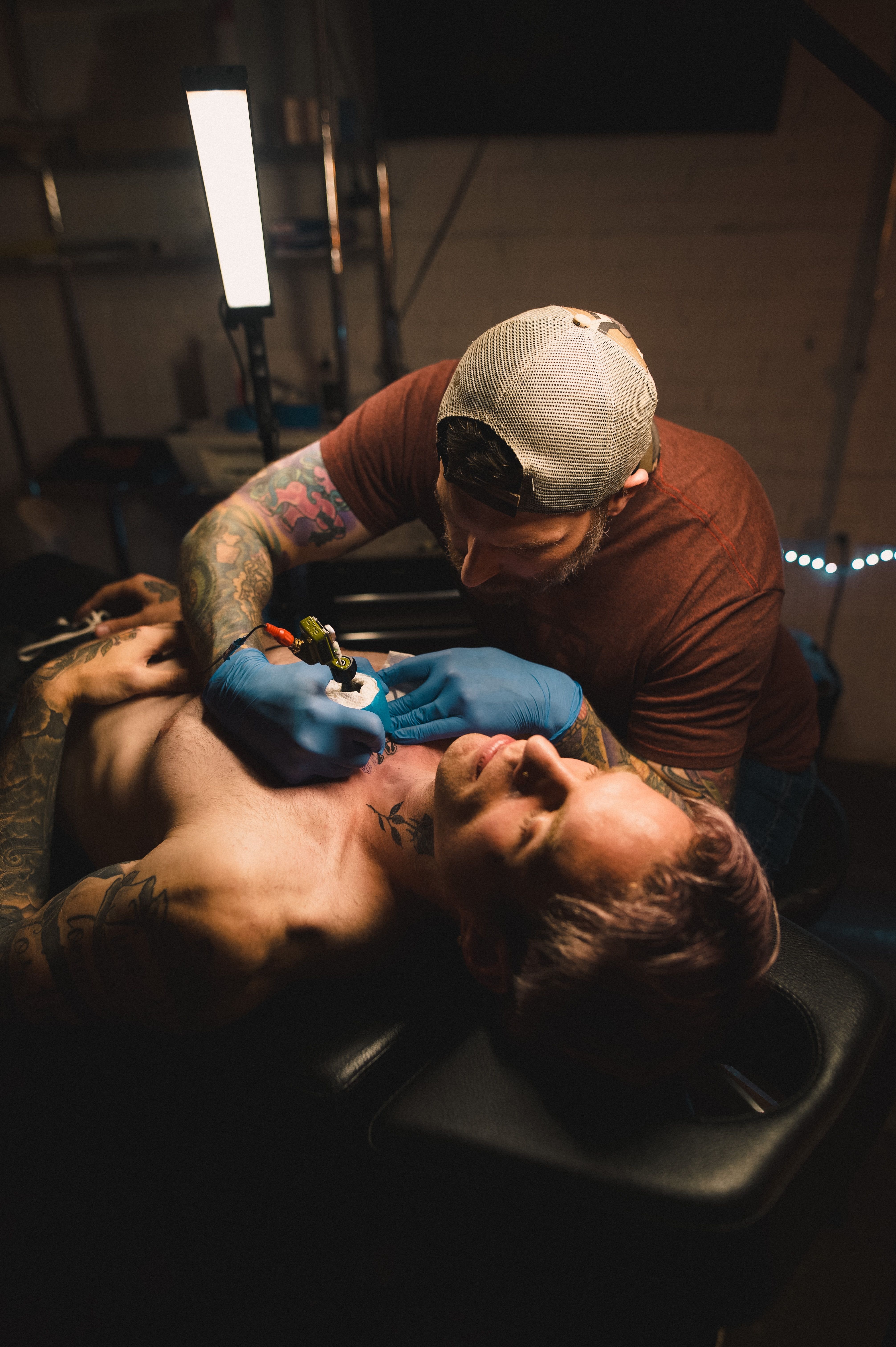 proses pembuatan tato dada oleh tattoo artist