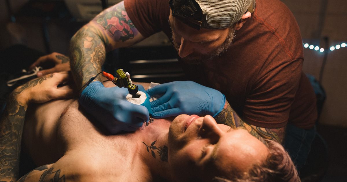 proses pembuatan tato dada oleh tattoo artist