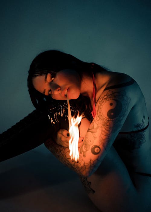 Darmowe zdjęcie z galerii z kobieta, ogień, pionowy strzał