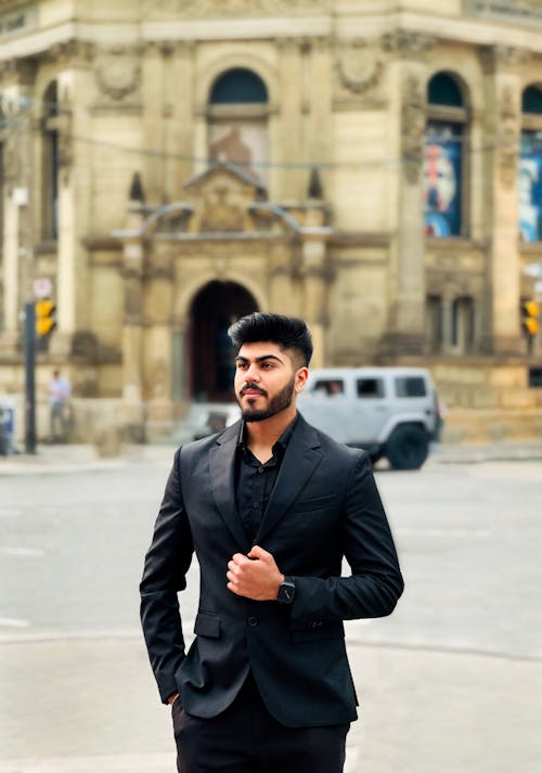 갈색 머리, 거리, 검은 색 양복의 무료 스톡 사진