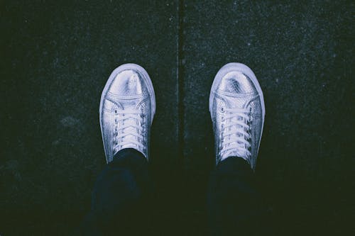 Draufsichtfoto Der Person, Die Silberne Schuhe Trägt