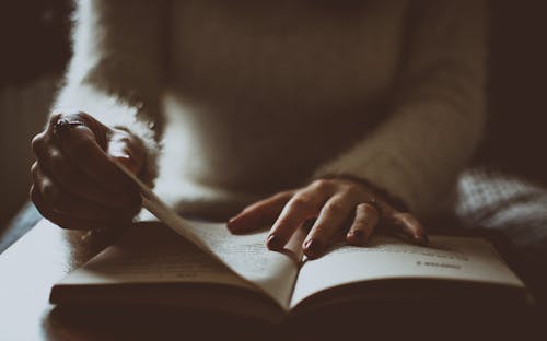 Foto Della Persona Che Lancia La Pagina Del Libro