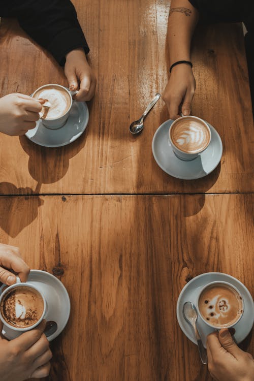 Fotobanka s bezplatnými fotkami na tému cappuccina, držanie, káva