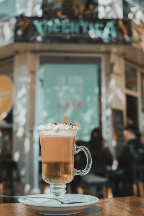 Gratis lagerfoto af bord, bygning, café