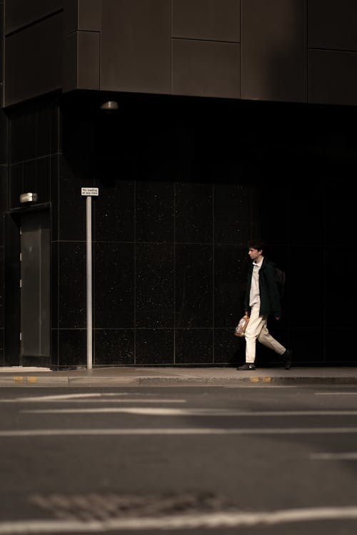 Gratis stockfoto met kerel, lopen, stedelijk