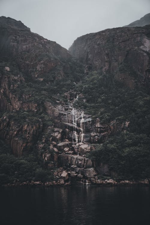 Kostenloses Stock Foto zu drohne erschossen, felsiger berg, kaskade