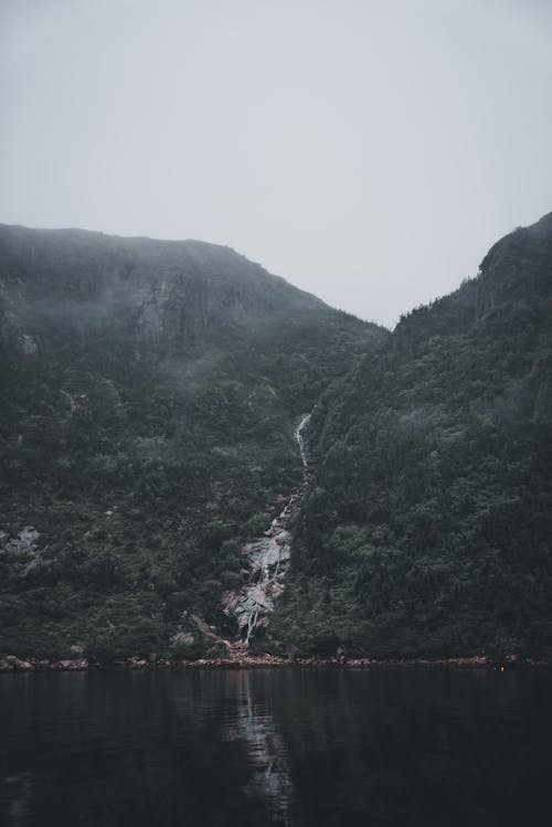 Foto profissional grátis de abismo, cachoeira, colina