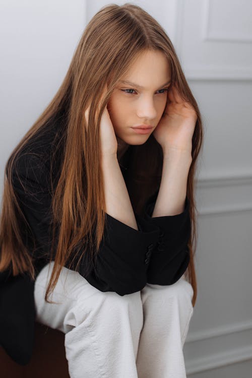 Foto profissional grátis de beleza, cabelo castanho, cabelo comprido