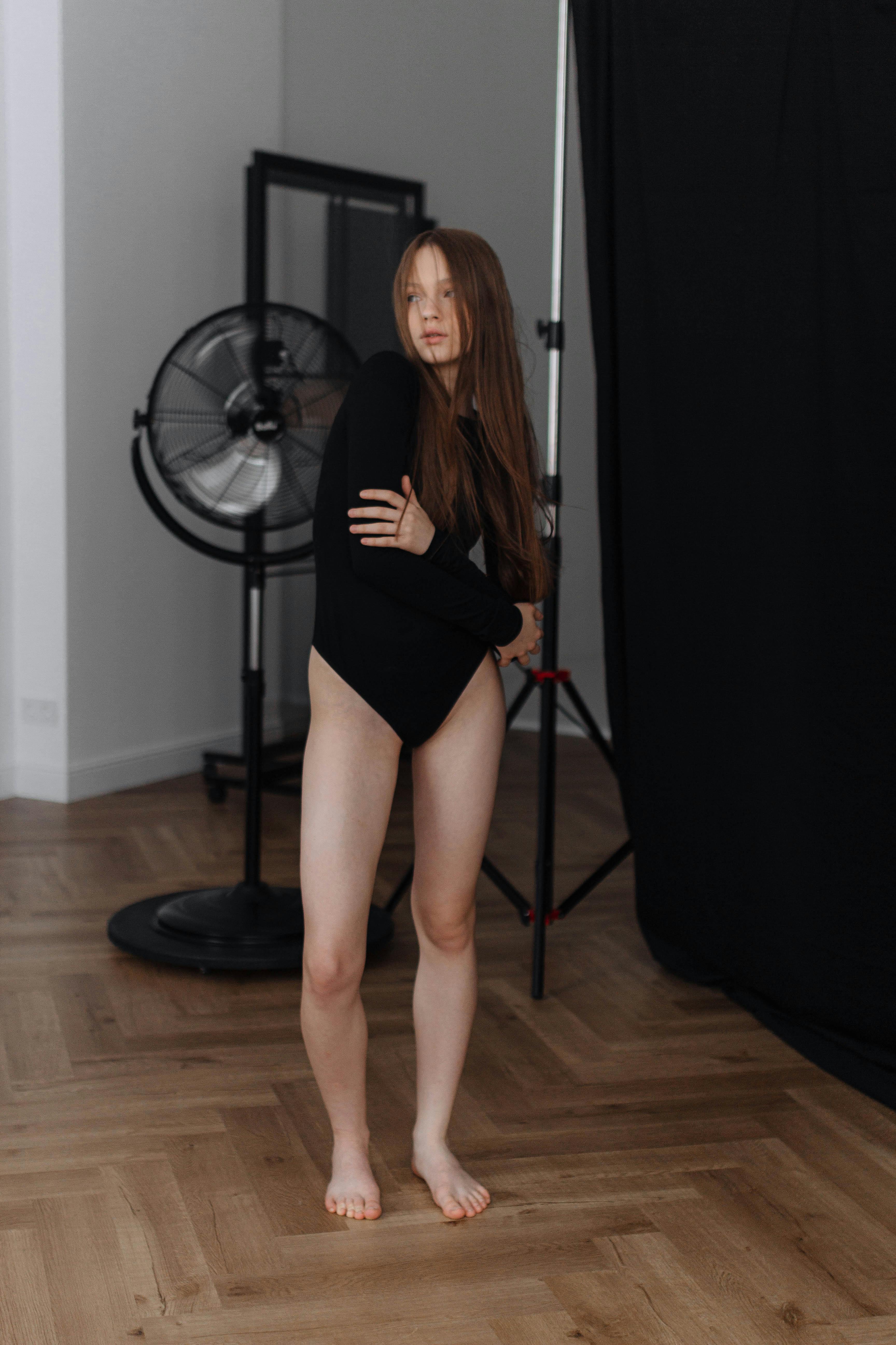 Zadarmo Fotobanka s bezplatnými fotkami na tému Bosý, čierne body, čierne oblečenie Fotka z fotobanky