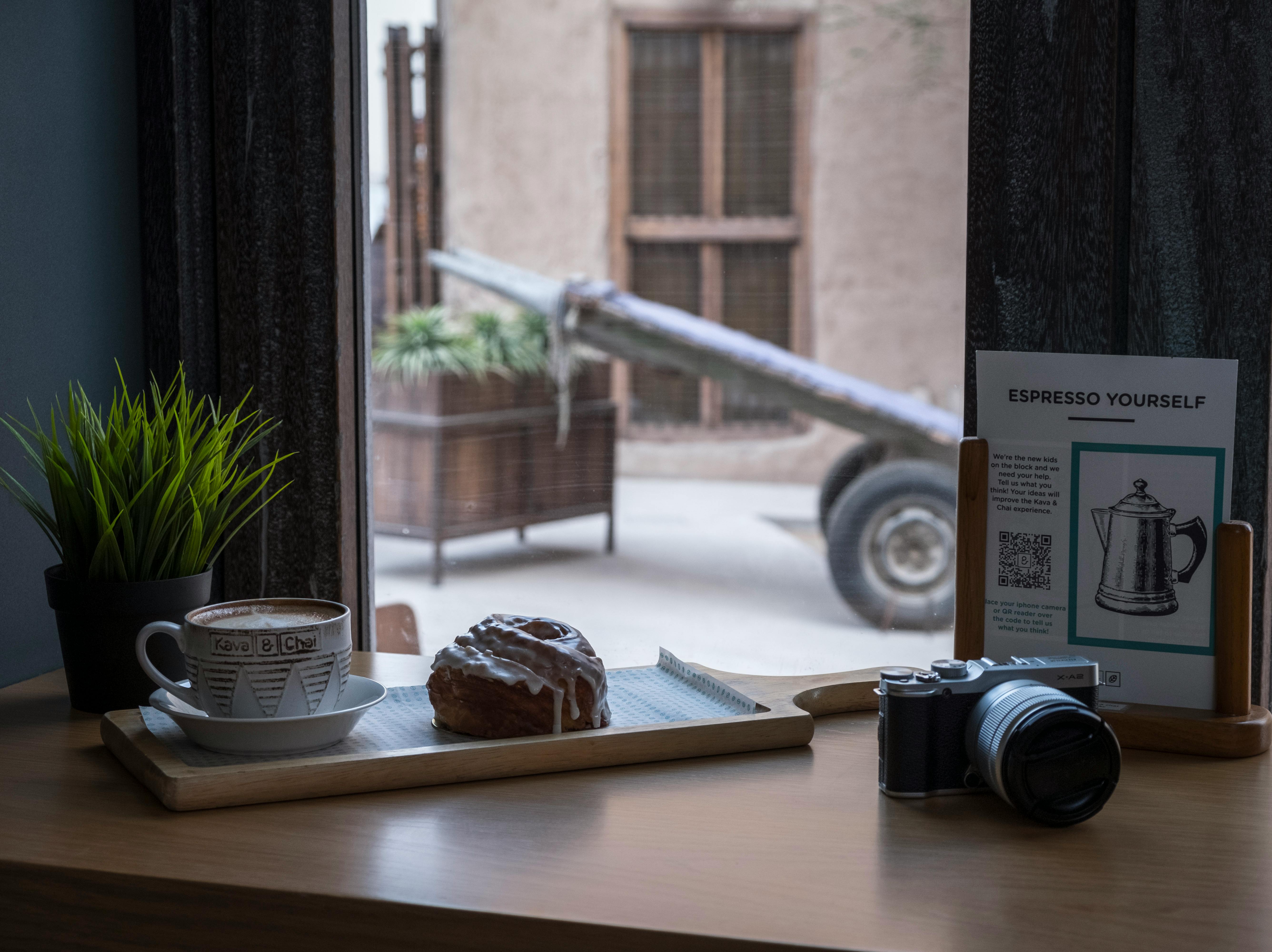 这家咖啡店环境温馨，提供糕点、咖啡，还备有相机，窗边也装饰得很漂亮